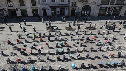 Puste wózki na rynku we Lwowie. Zdjęcie symbolem tragedii Ukrainy 
