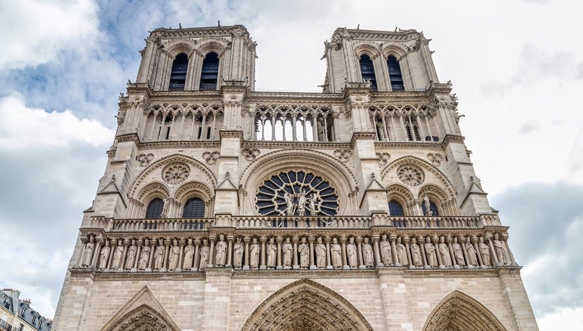 Un sarcófago de plomo debajo de la catedral de Notre Dame.  ¿Quién está enterrado allí?