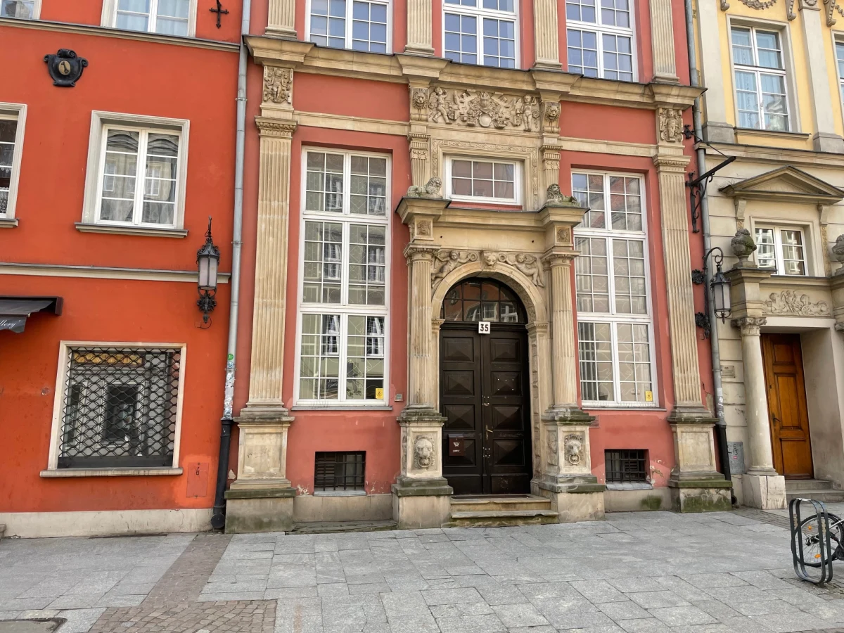 Rosyjskie Centrum Nauki i Kultury opuściło dziś lokal przy ulicy Długiej w Gdańsku. Chodzi o tzw. Dom Rosyjski, który przez kilkadziesiąt lat mieścił się w prestiżowej lokalizacji w historycznym centrum miasta. O dalszych losach lokalu współdecydować będą Ukraińcy.

