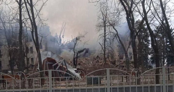 "Wojska rosyjskie zmiatają Mariupol z powierzchni ziemi, wszędzie są ciała i nikt ich nie zabiera. Tylko los sprawił, że żyjemy, mogliśmy zginąć w każdej chwil" – powiedziała w BBC kobieta, której udało się wyjechać z oblężonego miasta na południu Ukrainy do Lwowa.