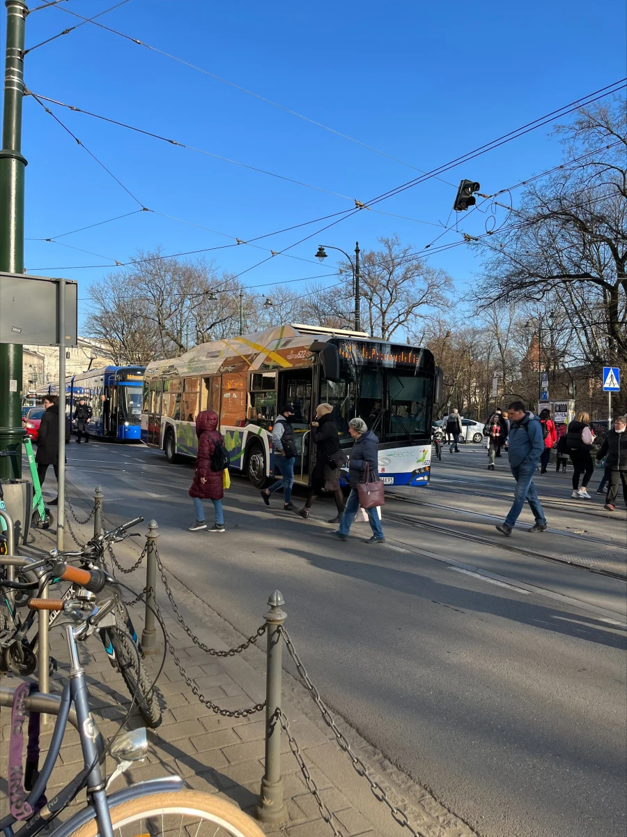 W rejonie Starego Kleparza, na skrzyżowaniu Basztowej i Długiej, autobus ruszający z miejsca potrącił dziecko. Kursowanie tramwajów w centrum miasta zostało już przywrócone.