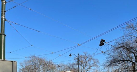 W rejonie Starego Kleparza, na skrzyżowaniu Basztowej i Długiej, autobus ruszający z miejsca potrącił dziecko. Kursowanie tramwajów w centrum miasta zostało już przywrócone.