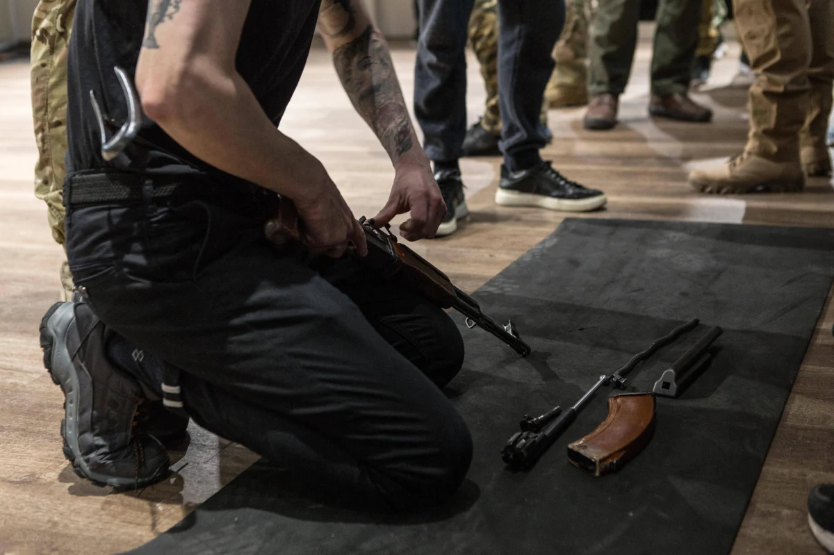 W doniesieniach dotyczących rosyjskiej inwazji na Ukrainie często powtarzają się informacje o działaniach pułku Azow. Kto wchodzi w skład tej owianej już legendą ukraińskiej formacji? Jak narodził się jej mit i z czego biorą się towarzyszące jej kontrowersje? Na antenie internetowego radia RMF24 Marcin Jędrych rozmawiał o tym z doktorem Kacprem Rękawkiem, który w Centrum Badań nad ekstremizmem Uniwersytetu w Oslo zajmuje się m.in. ekstremistami na ukraińskim froncie. 