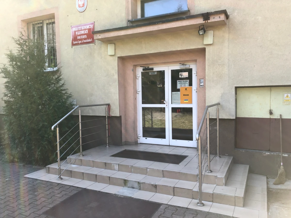 80 uchodźców z Ukrainy zamieszkało już w jednym z dwóch akademików Uniwersytetu Ekonomicznego w Katowicach przy ul. Franciszkańskiej. W nieużywanych od trzech lat budynkach, w których łącznie będzie około 400 miejsc dla uchodźców, przeprowadzono w kilka dni błyskawiczny remont. 
