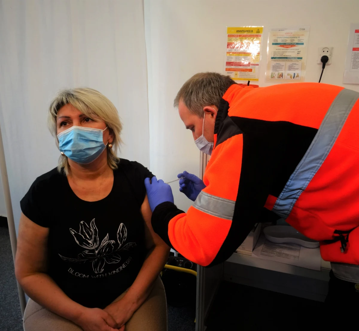 Pani Olga jest pierwszą od wybuchu wojny Ukrainką zaszczepioną przeciwko COVID-19 w Szpitalu Miejskim nr 4 w Gliwicach. Dziś przy ul. Kościuszki 29 ruszył program szczepień dla uchodźców. 