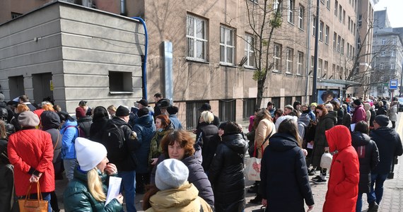 Od 24 lutego z Ukrainy do Polski przyjechało 2 012 906 osób - poinformowała Straż Graniczna. W sumie Ukrainę opuściło już 3,2 mln osób, a wewnętrznymi uchodźcami zostało niemal 6,5 mln. 