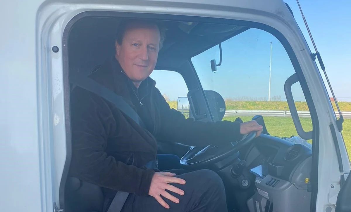 Były premier Wielkiej Brytanii David Cameron poinformował na Twitterze, że jest w drodze do Polski i wiezie dary dla uchodźców z Ukrainy. Zamierza je przekazać Czerwonemu Krzyżowi. 