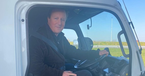 Były premier Wielkiej Brytanii David Cameron poinformował na Twitterze, że jest w drodze do Polski i wiezie dary dla uchodźców z Ukrainy. Zamierza je przekazać Czerwonemu Krzyżowi. 