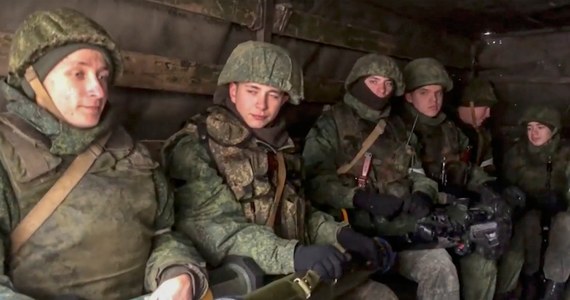 Rosja planuje przerzucenie na Ukrainę części sil ze swojej bazy w Armenii - napisał w piątkowym komunikacie sztab generalny Sił Zbrojnych Ukrainy. Ma to być próba przywrócenia zdolności bojowej niektórych jednostek. Sztab podkreśla również, że rosyjska armia jest zdemoralizowana, a wśród rośnie liczba samobójstw i okaleczeń.
