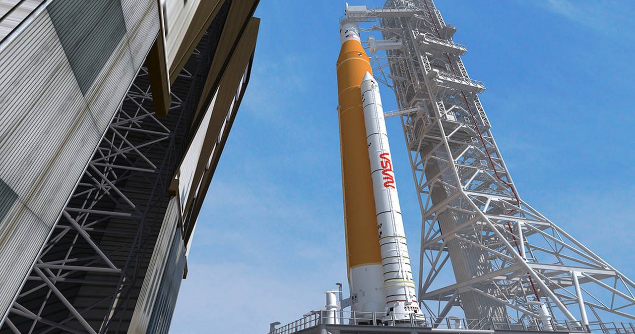 Po 10 latach opóźnienia, potężna rakieta NASA w końcu opuściła hangar i znalazła się na platformie startowej, skąd niebawem wyruszy w podróż wokół Księżyca.