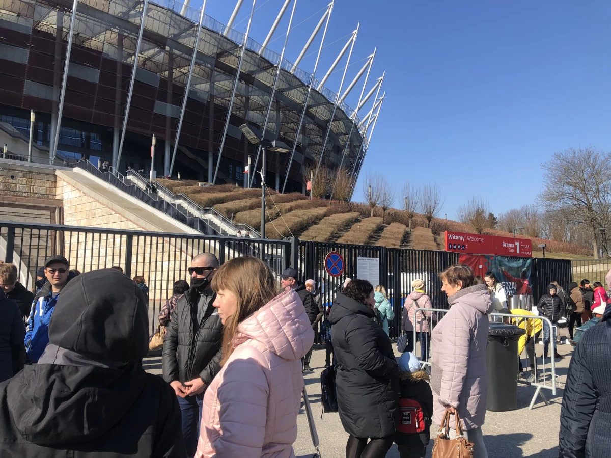 Tylko ci uchodźcy, którzy przyszli w sobotę przed 7 rano, zdołali złożyć swój wniosek o numer PESEL - mówiły osoby wychodzące z centralnego punktu rejestracji uruchomionego na Stadionie Narodowym. Mimo to do godzin popołudniowych pojawiali się kolejni chętni, zainteresowanie było ogromne.