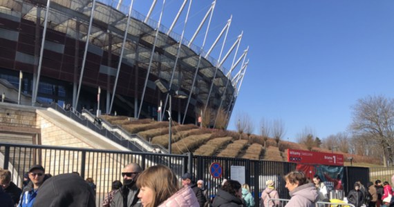 Tylko ci uchodźcy, którzy przyszli w sobotę przed 7 rano, zdołali złożyć swój wniosek o numer PESEL - mówiły osoby wychodzące z centralnego punktu rejestracji uruchomionego na Stadionie Narodowym. Mimo to do godzin popołudniowych pojawiali się kolejni chętni, zainteresowanie było ogromne.