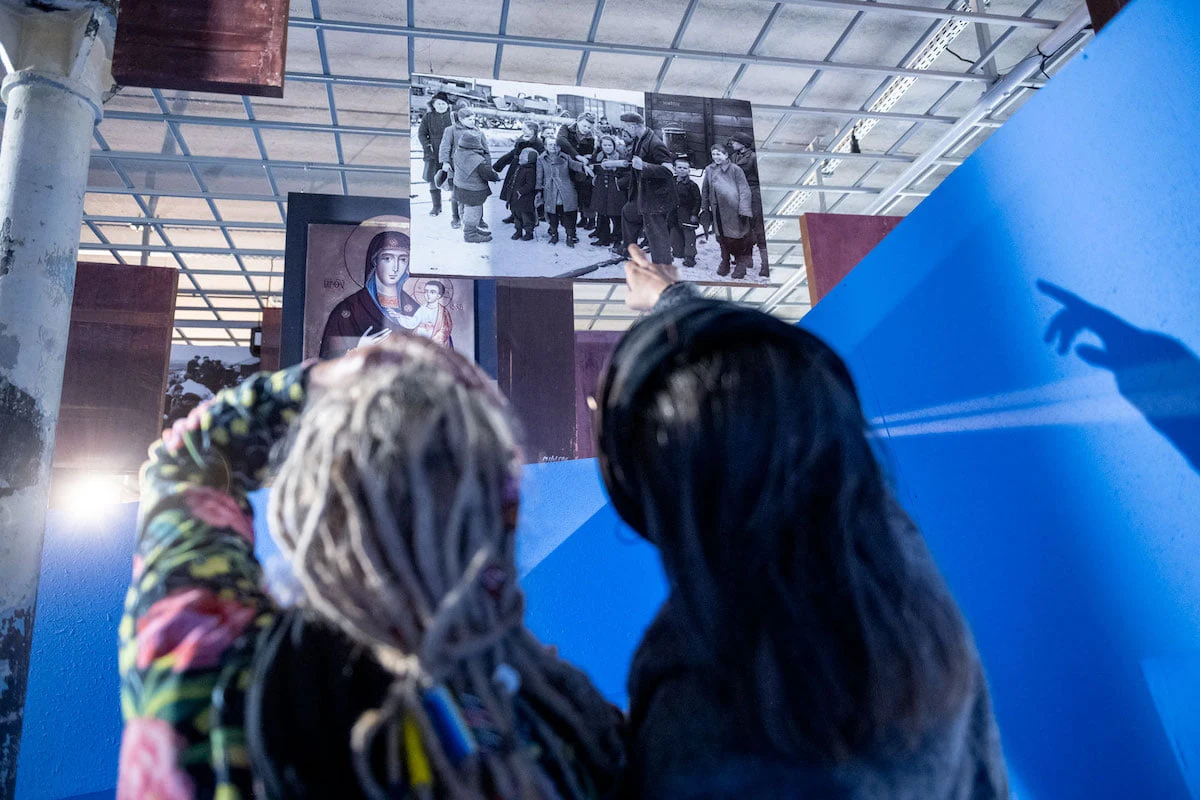 Wystawę Leona Tarasewicza nawiązującą do tematyki wysiedleń można oglądać do końca kwietnia we wrocławskiej galerii 66P. Ekspozycję dopełniają ikony wypożyczone ze zbiorów Muzeum Ikon w Supraślu.