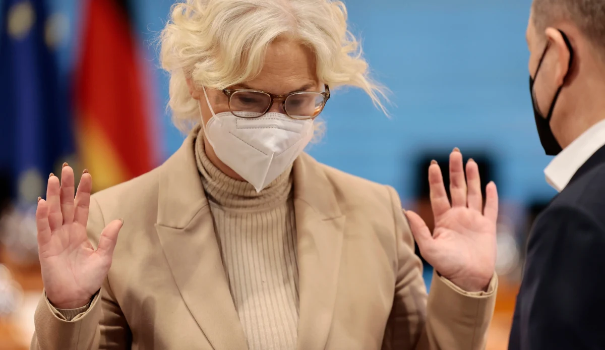 ​Niemiecka minister obrony Christine Lambrecht nie widzi dalszych możliwości przekazywania broni Ukrainie przez Bundeswehrę. "Możliwości działania za pośrednictwem Bundeswehry zostały wyczerpane" - powiedziała Lambrecht w wywiadzie dla radia Deutschlandfunk, który zostanie wyemitowany w niedzielę.