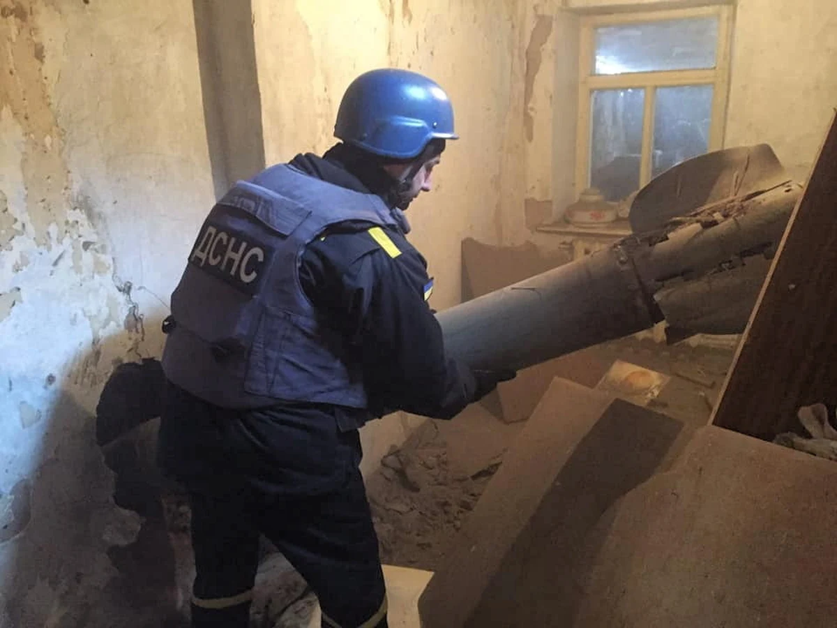 Siły rosyjskie zbombardowały w piątek koszary ukraińskiego wojska w Mikołajowie na południu Ukrainy. W sobotę rano wciąż trwała tam akcja ratunkowa. Nie ma oficjalnego bilansu ofiar, ale według stacji CNN zginęły dziesiątki żołnierzy.