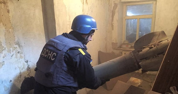 Siły rosyjskie zbombardowały w piątek koszary ukraińskiego wojska w Mikołajowie na południu Ukrainy. W sobotę rano wciąż trwała tam akcja ratunkowa. Nie ma oficjalnego bilansu ofiar, ale według stacji CNN zginęły dziesiątki żołnierzy.