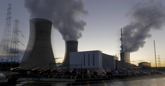 Rząd zdecydował o pozostawieniu dwóch z siedmiu reaktorów atomowych przez okres co najmniej 10 lat. Pierwotnie miały być one zamknięte w 2025 r. "W niepewnych czasach stawiamy na pewność" – powiedział premier Alexander De Croo na konferencji prasowej.