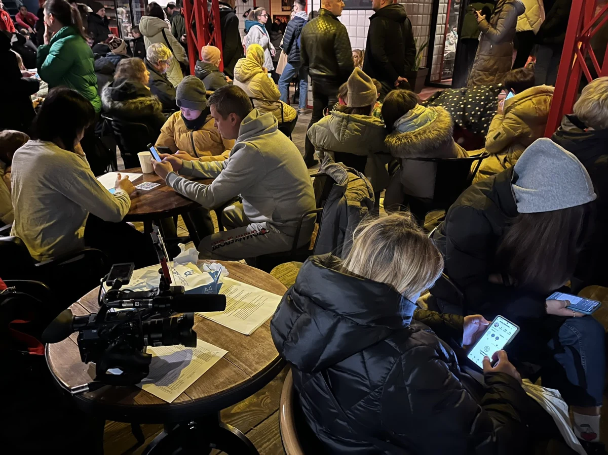 Mieszkańcy Lwowa nie tracą ducha, choć zdają sobie sprawę z coraz bardziej realnego zagrożenia wojennego – donoszą nasi specjalni korespondenci w Ukrainie Roch Kowalski i Mateusz Chłystun. Lwowianie nie porzucają codziennych czynności. 