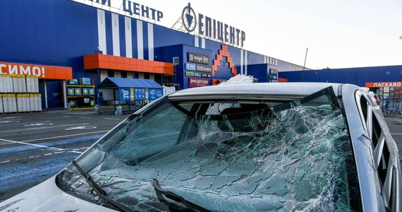 ​Dziewięć osób, w tym jeden ratownik, zginęło w piątek na skutek dwóch ataków rakietowych na przedmieścia Zaporoża na południu Ukrainy  – poinformowały władze obwodu zaporoskiego. Z kolei policja obwodu kijowskiego przekazała, że siedem osób zginęło, a pięć odniosło obrażenia na skutek ataku moździerzowego wojsk rosyjskich na Makarów.