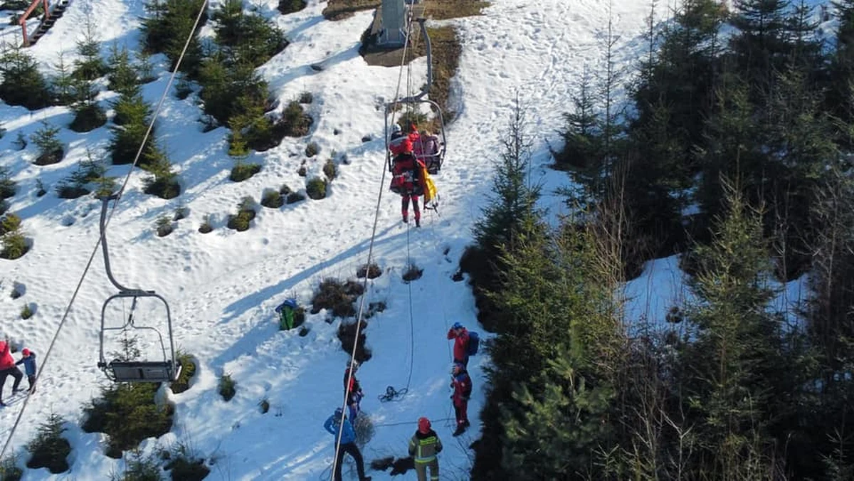 Awarii uległa w sobotę kolejka linowa przy skoczni narciarskiej w Wiśle Malince. Ratownicy GOPR informowali, że na krzesełkach było 10 osób. Wszyscy zostali ściągnięci przez ratowników.