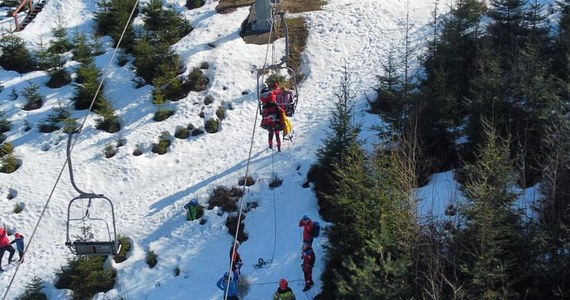 Awarii uległa w sobotę kolejka linowa przy skoczni narciarskiej w Wiśle Malince. Ratownicy GOPR informowali, że na krzesełkach było 10 osób. Wszyscy zostali ściągnięci przez ratowników.