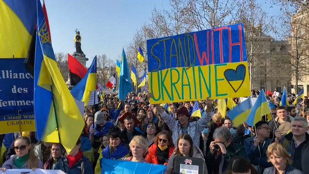 Kilkudziesięciu demonstrantów zgromadziło się na Placu Republiki w Paryżu, by skandować poparcie dla Ukrainy, domagając się zakończenia rosyjskiej inwazji, która rozpoczęła się 24 lutego, ponad trzy tygodnie temu.