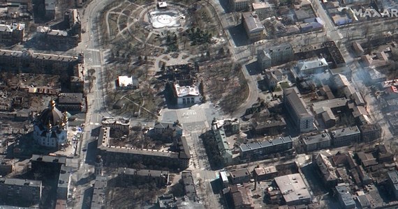 Sobota 19 marca 2022 była 24. dniem wywołanej przez Rosję wojny w Ukrainie. Do jednego z najtragiczniejszych w skutkach rosyjskich ataków doszło w Mikołajowie, gdzie zbombardowano wojskowe koszary - spod gruzów wydobyto co najmniej 50 ciał. Wciąż trwa akcja ratunkowa na gruzach zbombardowanego teatru w Mariupolu. Rosyjskie wojsko ostrzelało również szpital w Trościańcu (obwód sumski). Zebraliśmy dla Was najważniejsze informacje.