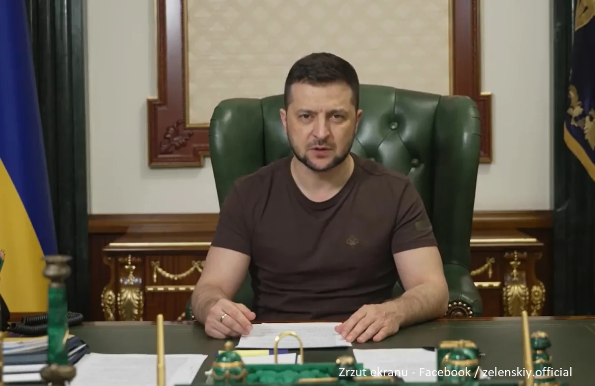 ​Im większy jest terror ze strony Rosji wobec Ukrainy, tym gorsze będą dla niej konsekwencje - powiedział ukraiński prezydent Wołodymyr Zełenski w nocy z soboty na niedzielę w wideo na Facebooku. Wspomniał również o dramatycznej sytuacji humanitarnej w Mariupolu. Poinformował także, że Rada Bezpieczeństwa Narodowego Ukrainy podjęła decyzję o zawieszeniu szeregu partii i struktur politycznych, powiązanych z Rosją. Szef Kancelarii Prezydenta Ukrainy Andrij Jermak powiedział natomiast w wywiadzie dla jednej z amerykańskich telewizji, że nie można rozmawiać z Ukraińcami językiem ultimatum czy kapitulacji, bo "wolność mamy we krwi". 