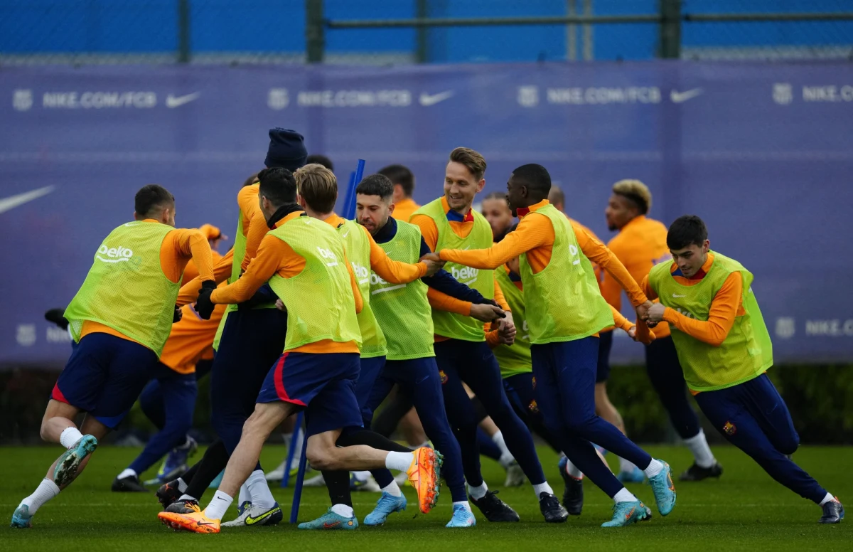 Barcelona i Real przyzwyczaiły nas, że na trybunach ich stadionów zasiadają bardziej widzowie niż kibice. To zmienia się podczas El Clasico, kiedy nawet sportowi turyści zamieniają się w zagorzałych kibiców, a stadion zaczyna żyć. Przed nami kolejny hiszpański klasyk. O 21:00 Real Madryt zagra z FC Barceloną. Czy rzeczywiście jest to nadzwyczajne przeżycie? Czy ten mecz ponownie zyskał na znaczeniu? Jak wpływ miał na to trener Barcelony – Xavi? O tym wszystkim opowiedział nam Jakub Kręcidło z Canal+ Sport. Rozmawiał z nim Paweł Pawłowski.