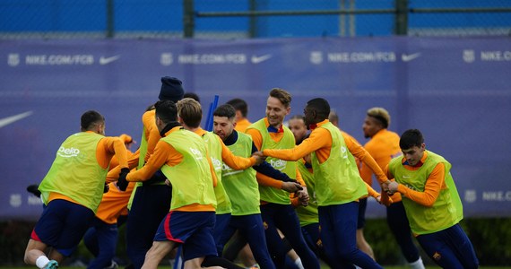 Barcelona i Real przyzwyczaiły nas, że na trybunach ich stadionów zasiadają bardziej widzowie niż kibice. To zmienia się podczas El Clasico, kiedy nawet sportowi turyści zamieniają się w zagorzałych kibiców, a stadion zaczyna żyć. Przed nami kolejny hiszpański klasyk. O 21:00 Real Madryt zagra z FC Barceloną. Czy rzeczywiście jest to nadzwyczajne przeżycie? Czy ten mecz ponownie zyskał na znaczeniu? Jak wpływ miał na to trener Barcelony – Xavi? O tym wszystkim opowiedział nam Jakub Kręcidło z Canal+ Sport. Rozmawiał z nim Paweł Pawłowski.