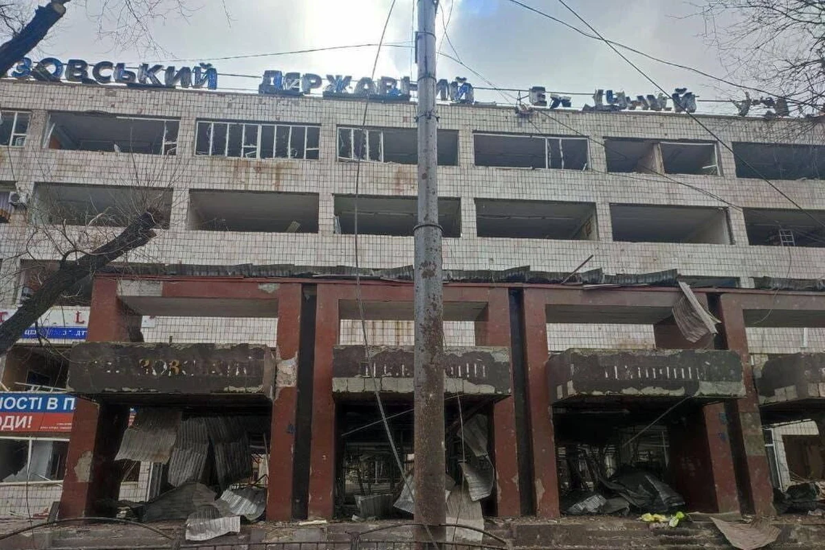 Szkoła artystyczna w Mariupolu, w której schroniło się około 400 mieszkańców, została zbombardowana przez wojsko rosyjskie – poinformowały w niedzielę władze miasta na Telegramie.