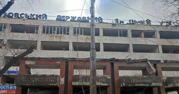Szkoła artystyczna w Mariupolu, w której schroniło się około 400 mieszkańców, została zbombardowana przez wojsko rosyjskie – poinformowały w niedzielę władze miasta na Telegramie.