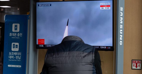 Według naszych informacji Korea Północna przeprowadziła w niedzielę rano testowy ostrzał z wieloprowadnicowych wyrzutni rakietowych - poinformowało biuro prasowe Kolegium Połączonych Szefów Sztabów armii Korei Południowej.