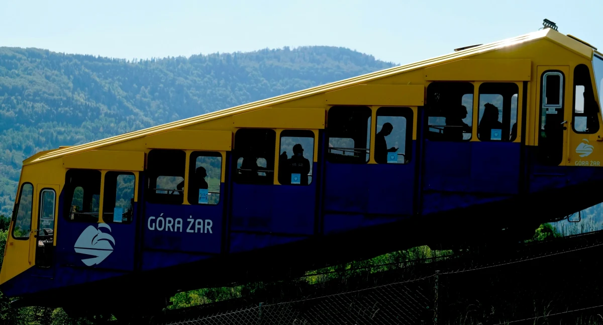 Ruszają wiosenne przeglądy techniczne kolei linowych w Beskidach. Od poniedziałku turyści nie wyjadą na Żar w Międzybrodziu Żywieckim, a tydzień później rozpocznie się konserwacja kolei gondolowej na Szyndzielnię w Bielsku-Białej – podali właściciele kolei.