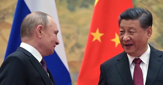 Chiny wciąż oficjalnie nie potępiły rosyjskiej inwazji na Ukrainę. ​W niedzielę brytyjski premier Boris Johnson wezwał chińskie władze, by porzuciły neutralne stanowisko i potępiły rosyjską napaść. Wyraził przy tym przekonanie, że w Pekinie zaczynają rosnąć wątpliwości co do dalszej neutralnej pozycji.