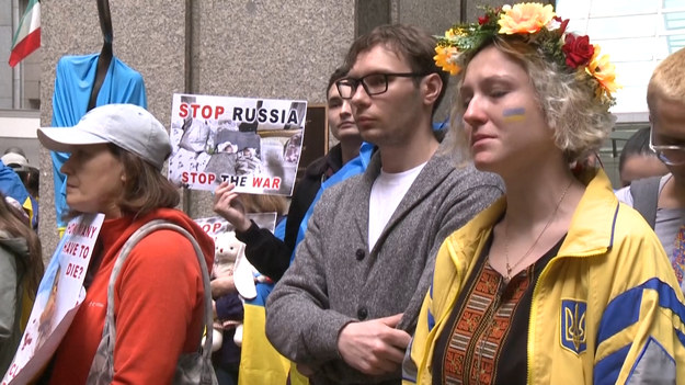 Setki ludzi wyszły na ulice Nowego Jorku. „Marsz Matek” zorganizowano, aby okazać wsparcie dla Ukrainy oraz zaprotestować przeciwko zbrodniom wojennym. „Nie wiem, co się wydarzy. Miejmy nadzieję, że się to skończy. Miejmy nadzieję, że się wycofają” – mówi protestująca.Pomagajmy Ukrainie - Ty też możesz pomóc!  Zobacz, jak?
