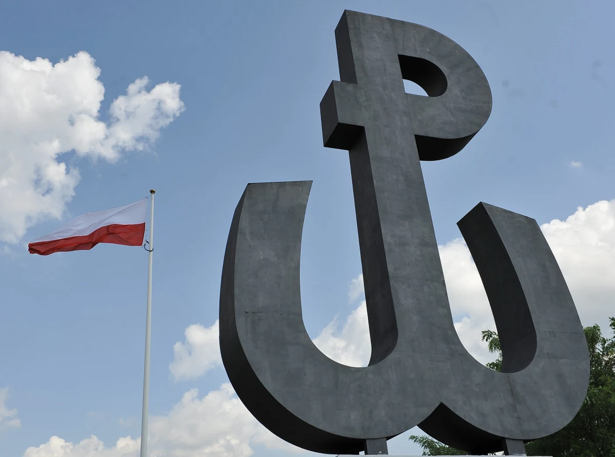 80 lat temu, 20 marca 1942 roku, po raz pierwszy na ulicach Warszawy pojawiła się "kotwica" - symbol Polski Walczącej. Znak odzwierciedlający nadzieje Polaków na zwycięstwo namalował na werandzie cukierni Lardellego prawdopodobnie podharcmistrz Maciej Aleksy Dawidowski, "Alek".