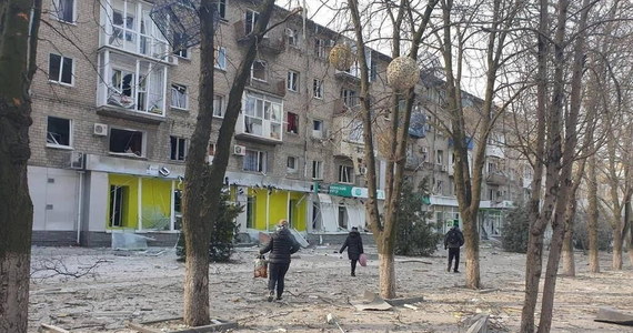 Ukraiński Mariupol został w ogromnym stopniu zniszczony przez Rosjan. ​Rada miejska informuje, że część mieszkańców lewobrzeżnej dzielnicy miasta jest przymusowo wywożona na tereny Rosji bądź obszary kontrolowane przez separatystów w Donbasie, a ludziom tym zabierane są ukraińskie paszporty.