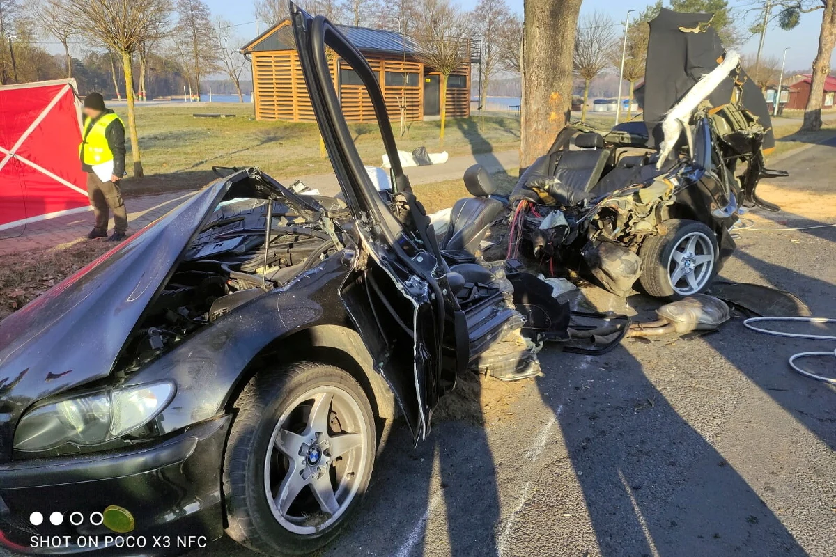 Trzech młodych mężczyzn zginęło w wypadku, do jakiego doszło w nocy z soboty na niedzielę w Trzciance (Wielkopolskie). Czwarty z mężczyzn z ciężkimi obrażeniami trafił do szpitala. Trwa wyjaśnianie okoliczności zdarzenia.