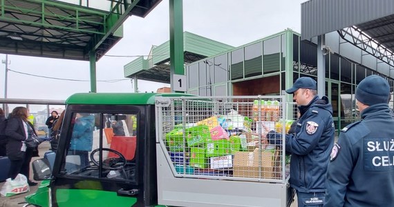 Kilkanaście tysięcy sztuk artykułów potrzebnych uchodźcom z Ukrainy, w tym m.in. napoje, słodycze dla dzieci, koce zebrali pracownicy i funkcjonariusze z Izby Administracji Skarbowej w Rzeszowie, Podkarpackiego Urzędu Celno-Skarbowego w Przemyślu oraz 23 urzędów skarbowych z Podkarpacia.