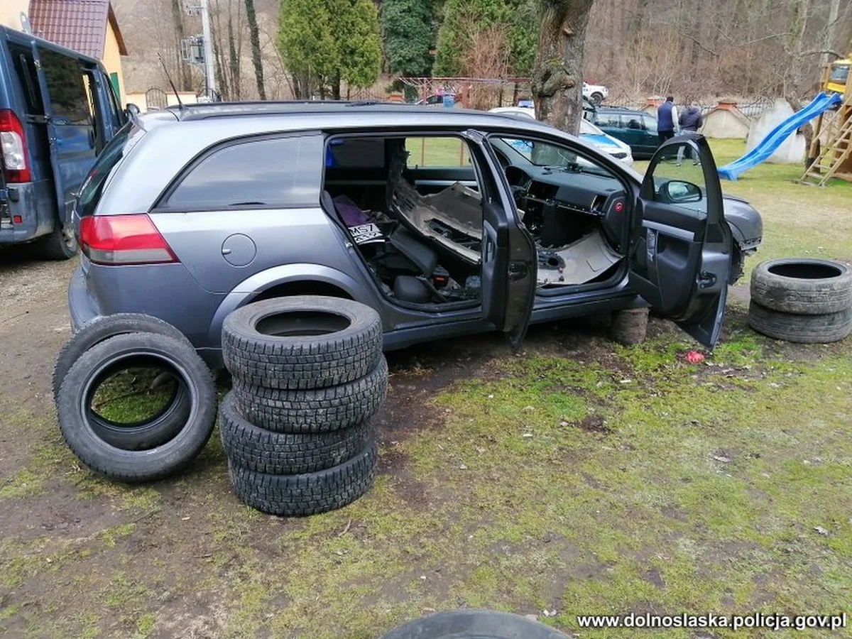 Policja z Ząbkowic Śląskich (woj. dolnośląskie) zatrzymała 30-letniego mieszkańca powiatu ząbkowickiego. Jak ustalili funkcjonariusze, kradł on samochody, wciągając je na lawetę z napisem „Autopomoc”. Potem przewoził auta do miejsca, gdzie były rozbierane na części.