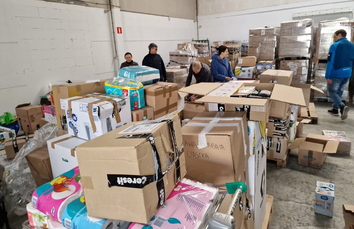 Polska fundacja "Sztab Pomocy Belgia" zbiera dary dla Ukrainy i uchodźców z ogarniętego wojną kraju. W ostatnich dniach wysłała 7 ciężarówek z pomocą humanitarną do Polski i na Ukrainę. W Warszawie dary rozdziela Polski Czerwony Krzyż, a część z nich trafia bezpośrednio do szpitala miejskiego we Lwowie. 