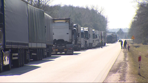 Drugi dzień trwa blokada tirów jadących na Białoruś i do Rosji na przejściu w Kukurykach. Rosjanie, Białorusini i Polacy stoją w gigantycznym korku. Polscy kierowcy zaczynają martwić się, czy ich firmy przewozowe to przetrwają. Problemy zaczynają narastać, tak jak i obawy o reakcje po drugiej stronie granicy. Materiał dla „Wydarzeń” przygotował Paweł Gadomski. Pomagajmy Ukrainie - Ty też możesz pomóc!  Zobacz, jak?
