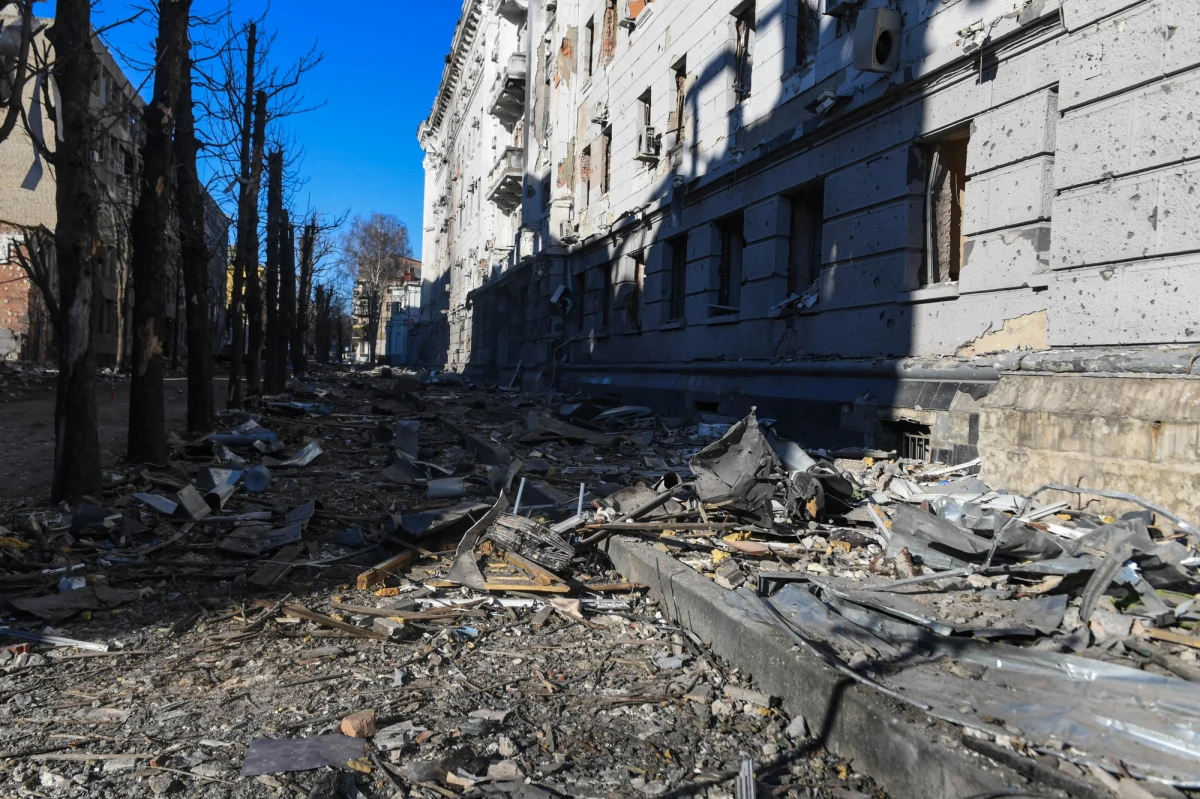 Niedziela 20 marca 2022 to 25. dzień rosyjskiej inwazji w Ukrainie. Rosjanie zbombardowali szkołę w Mariupolu, w której schroniło się 400 osób. Fatalna sytuacja ma miejsce również w Czernihowie. Wołodymyr Zełenski przemawiał dziś do izraelskich parlamentarzystów. Zebraliśmy dla Was najważniejsze informacje.