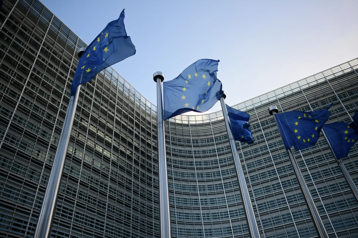 ​Unia Europejska wykona w poniedziałek duży krok w kierunku ściślejszej współpracy wojskowej - informuje dziennik “De Telegraaf". W Brukseli unijni ministrowie spraw zagranicznych i obrony przyjmą „Strategiczny Kompas”. Jest to dokument, który określi zasady współpracy w obszarze obronności.