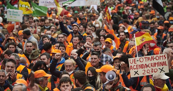 ​Tysiące hiszpańskich rolników wzięło udział w niedzielnej manifestacji w centrum Madrytu przeciwko polityce rządu Pedro Sancheza. Skarżyli się na wzrastające koszty produkcji rolnej.