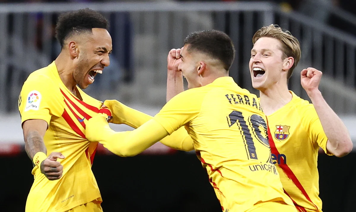 Lider hiszpańskiej ekstraklasy piłkarskiej Real Madryt przegrał u siebie z Barceloną aż 0:4 w 29. kolejce. Bohaterem El Clasico był Gabończyk Pierre-Emerick - dwie bramki i asysta. Katalończycy wygrali już pięć ligowych meczów z rzędu, a w czterech z nich strzelili po cztery gole.
