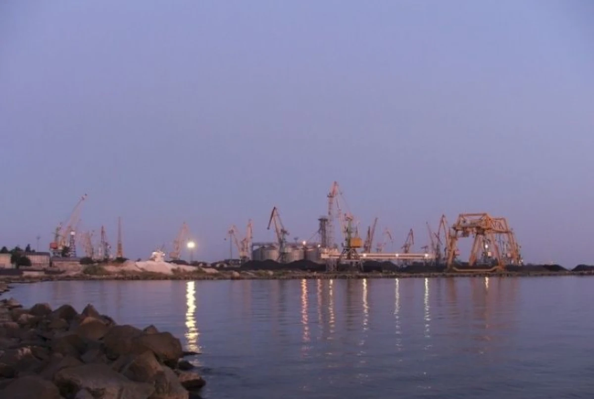 Rosjanie skonfiskowali w porcie w Berdiańsku co najmniej pięć statków załadowanych zbożem - poinformowały w poniedziałek rano ukraińskie media. Berdiańsk to miasto i port nad Morzem Azowskim. Leży w obwodzie zaporoskim. 
