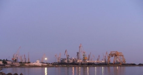 Rosjanie skonfiskowali w porcie w Berdiańsku co najmniej pięć statków załadowanych zbożem - poinformowały w poniedziałek rano ukraińskie media. Berdiańsk to miasto i port nad Morzem Azowskim. Leży w obwodzie zaporoskim. 
