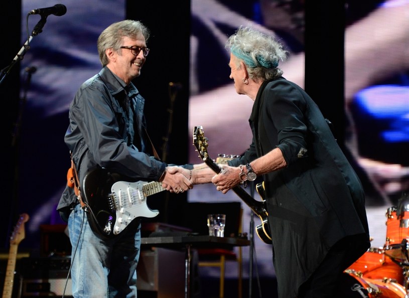Czy to koniec przyjaźni Erica Claptona i Keitha Richardsa? Cenieni gitarzyści, uważani przez lata za przyjaciół mieli poróżnić się o szczepienia na COVID-19. 